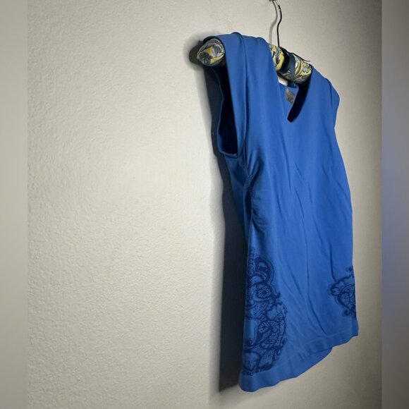 Athleta Blue Blouse Stretchy Form Fitting Tight Size Medium Casual Summer - Picture 3 of 6
